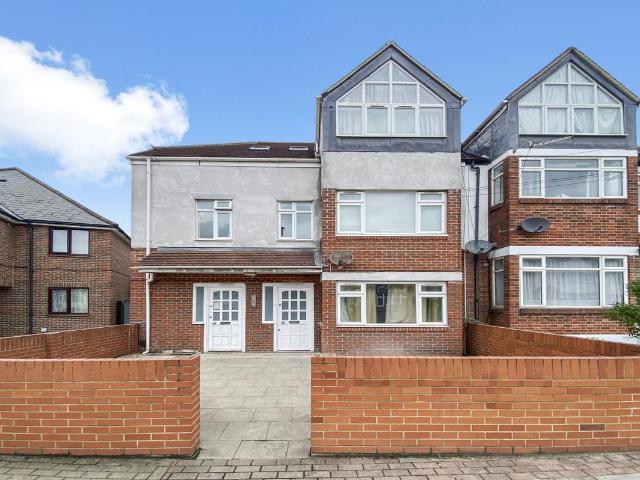 Fishponds Road, Tooting SW17, 3 bed flat to rent, £3,000 pcm | PrimeLocation