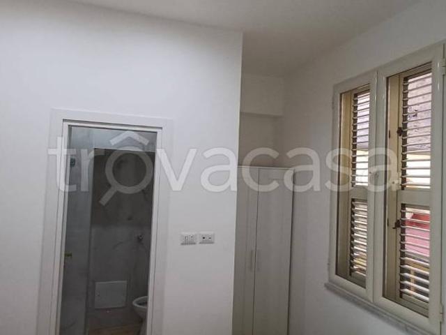 Fittasi monolocale a Napoli, Monte Santo
