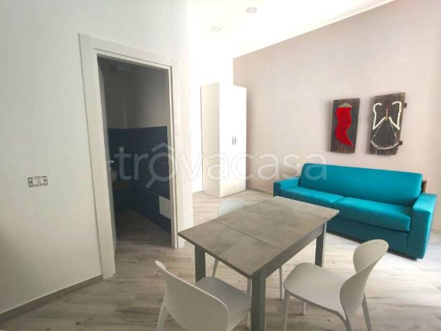 Fittasi monolocale a Napoli, Porto Municipio
