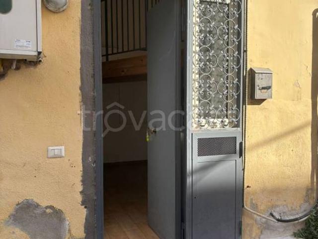 Fittasi monolocale a Napoli, Zona Ospedaliera