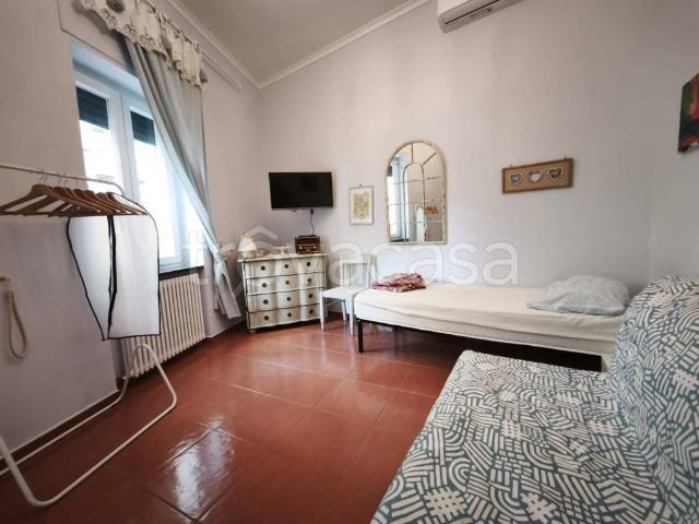 Fittasi bilocale a Napoli, Monte Santo