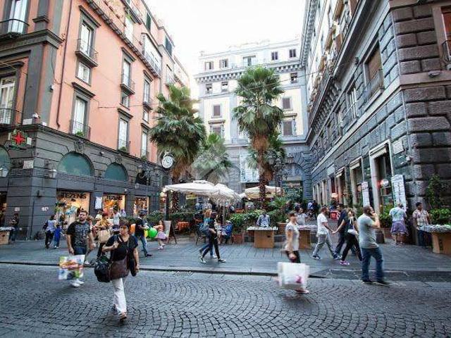 Fittasi bilocale a Napoli, Porto Municipio