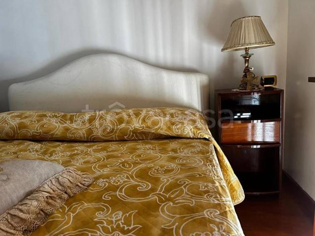 Fittasi bilocale a Napoli, Santa Lucia