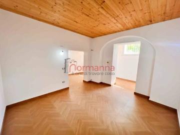 Fittasi casa indipendente ad Aversa piazza Francesco Crispi