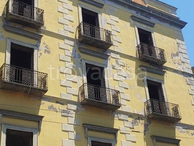 Fittasi stabile/palazzo a Napoli corso Giuseppe Garibaldi, Tribunali
