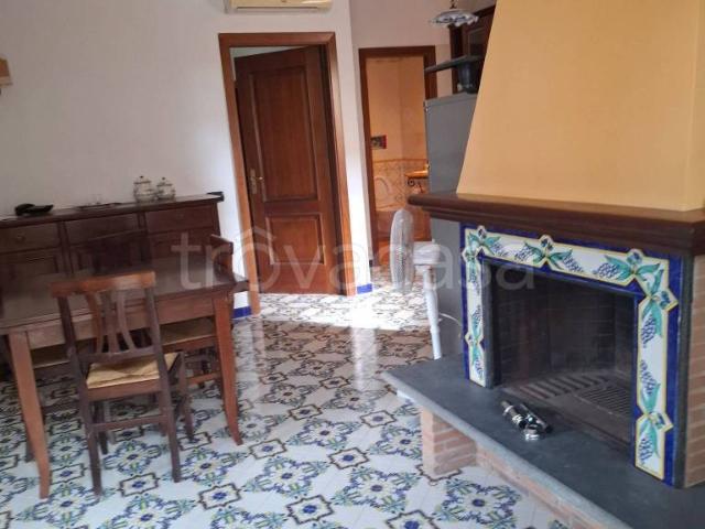 Fittasi trilocale a Napoli via Soffritto, Pianura