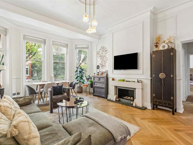 Fitzgeorge Avenue, London, W14 2 bed flat to rent £3,500 pcm £808 pw