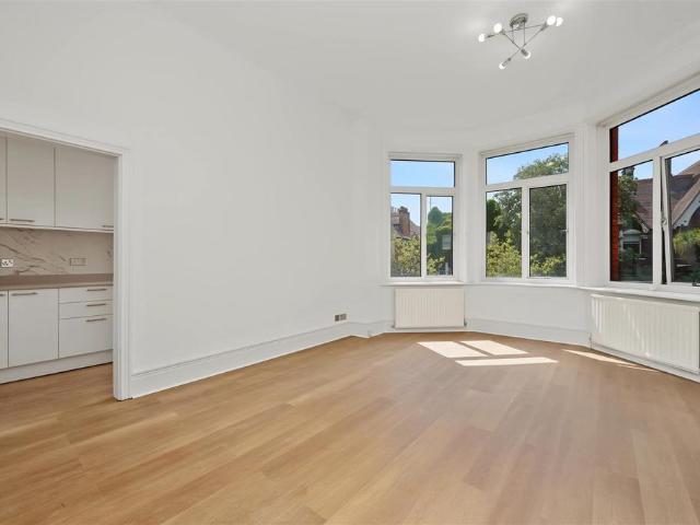 Fitzjohn's Avenue, Hampstead, London. 3 bed apartment to rent £5,500 pcm £1,269 pw