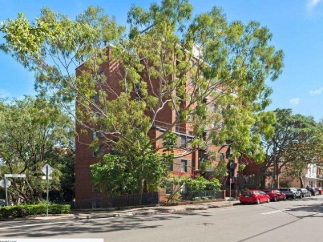 'Fitzroy Place' Studio Apartment with Parking