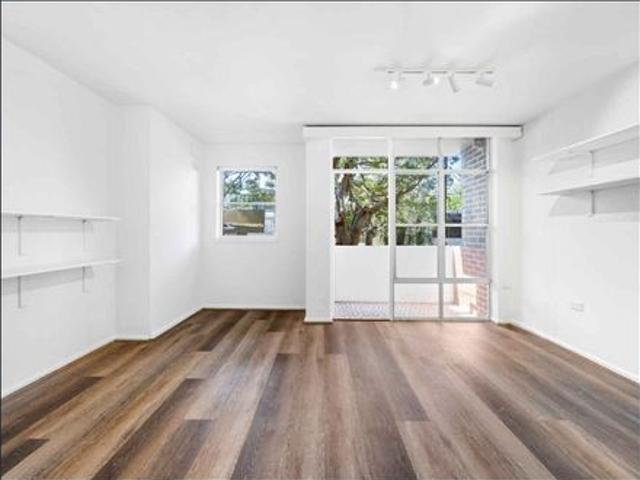 ‘Fitzroy Place’ Studio Apartment with Parking