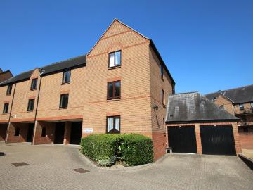 Fitzwalter Place, Chelmsford Road, Dunmow, Essex CM6, 3 bed flat to rent, £1,300 pcm | PrimeLocation