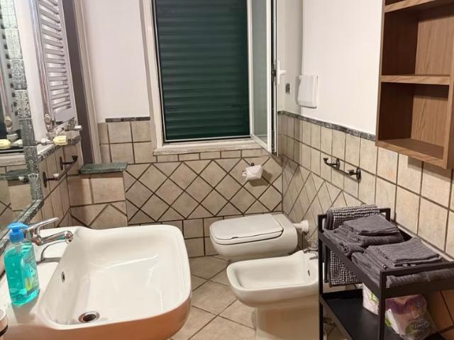 FIUMICINO GRAZiOSO BILOCALE ARREDATO CON BALCONE