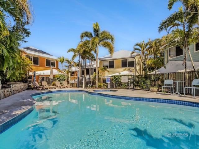Five Minutes to the Beach 3 Bedroom Coastal Townhouse