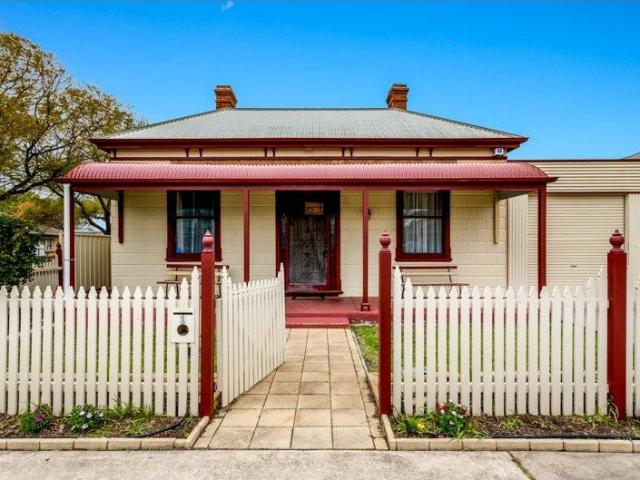 FIVE BEDROOM CHARACTER FAMILY HOME IN ALBERTON