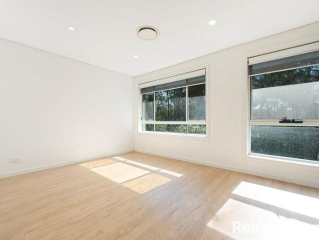 Five bedroom Duplex in the central of Dundas Valley