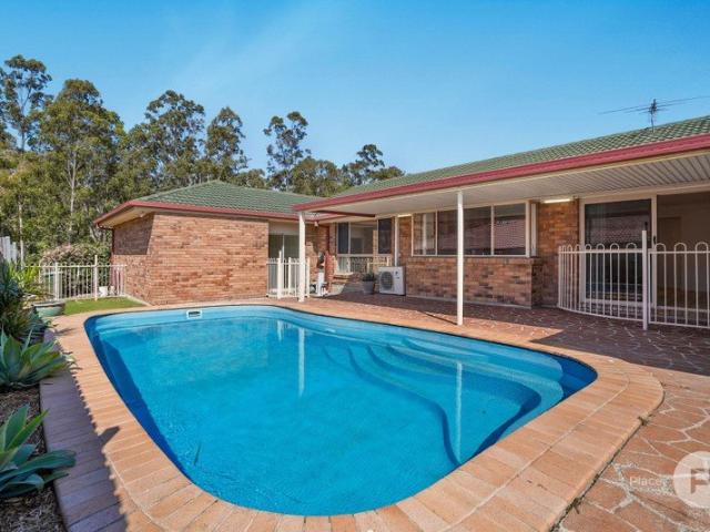 FIVE BEDROOM FAMILY HOME IN BUSHLAND POCKET