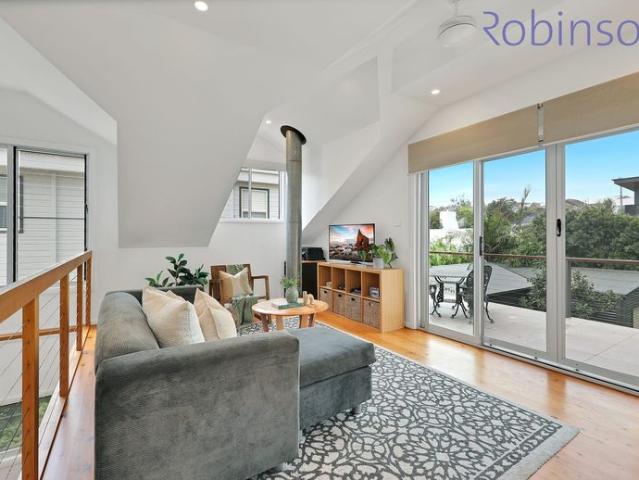 Five bedroom family home only 500m to Bar Beach