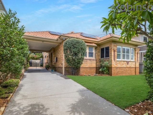 Five bedroom family home only 500m to Bar Beach