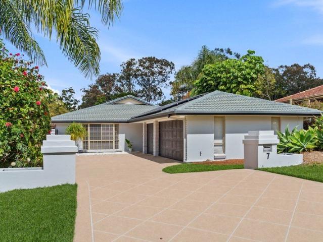 Five Bedroom Family Living with a Private Poolside Retreat in Central Robina