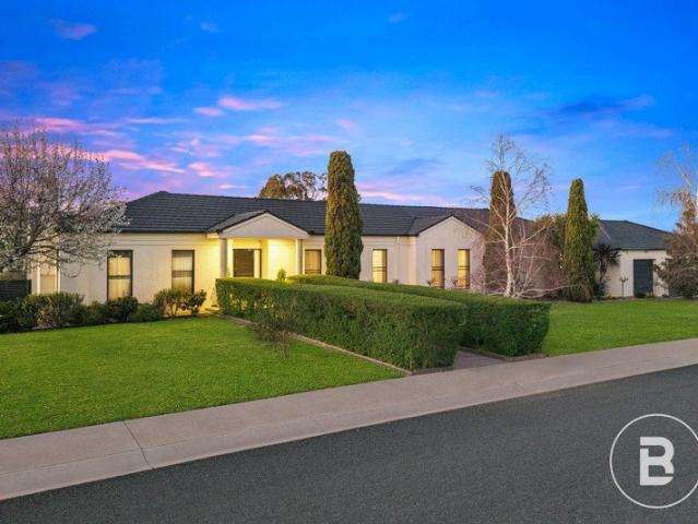 Five Bedroom Family Living with Pool and Space to Enjoy in Golden Square