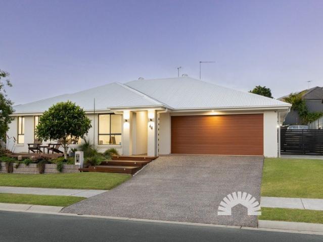 Five Bedroom Family Living with Pool, Side Access and Space