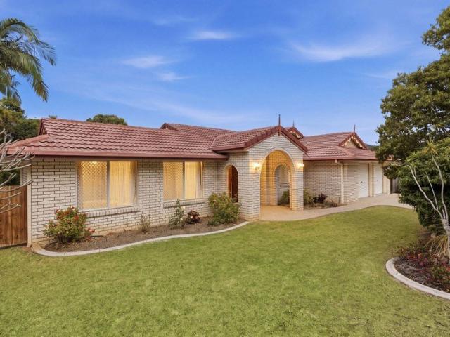Five Bedroom Family Living in a Quiet Cul de Sac