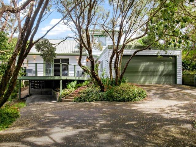 Five bedroom home in a tranquil, leafy coastal environment