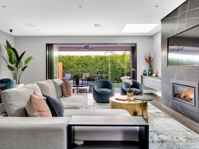 Five Bedroom Home Plus Pool in Airport West