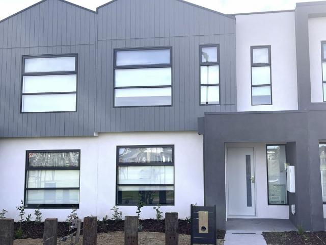 FIVE BEDROOM OR FOUR BEDROOM AND TWO LIVING TOWNHOUSE