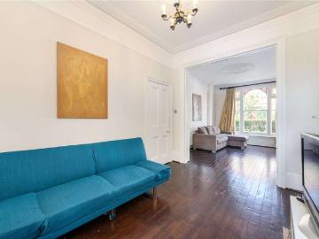 Five bedroom 'Lion house' with a modern kitchen and fantastic light dining room/family room leading onto a patio garden