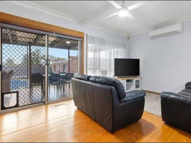 Five Bedroom with Swimming Pool for Lease in Heart of Craigieburn !