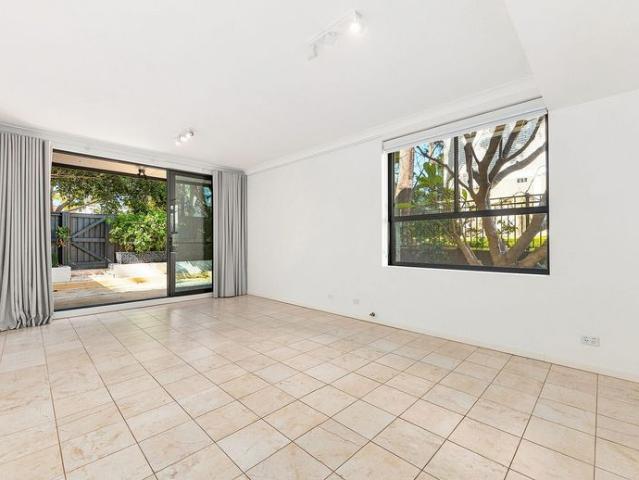 Five bedroom townhouse with stylish renovation and leafy courtyard living