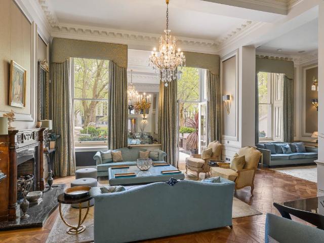 Five bedroom triplex apartment with swimming pool and a terrace
