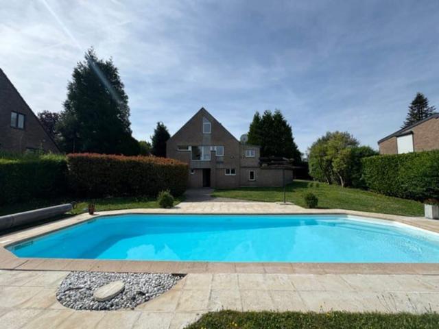 Five bedroom villa with pool in the St John's neighborhood