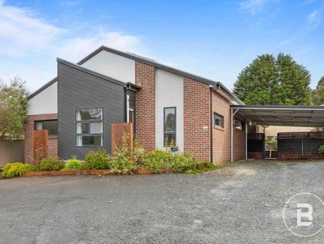 FIVE BEDROOMS MULTIPLE LIVING ZONES & ENDLESS POSSIBILITIES