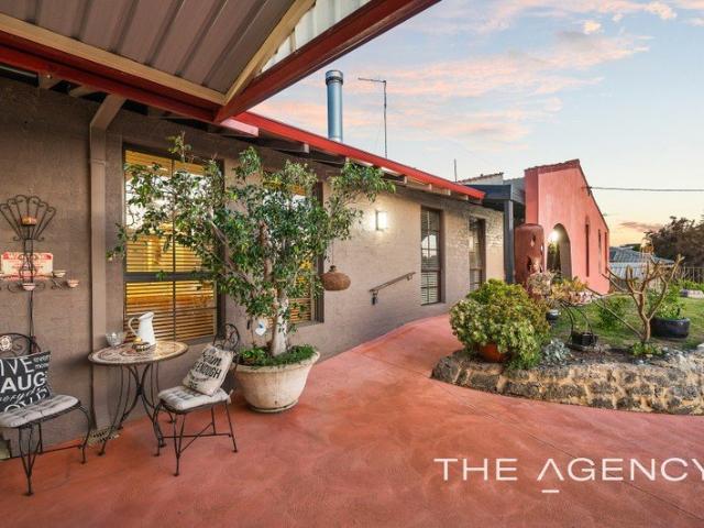 FIVE BEDROOMS, MULTIPLE LIVING AREAS & MAGNESIUM POOL ON 916SQM