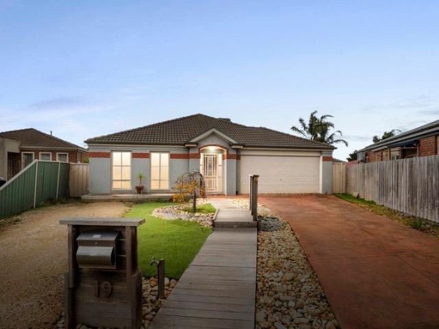 Five Bedrooms and Space to Entertain in Hoppers Crossing