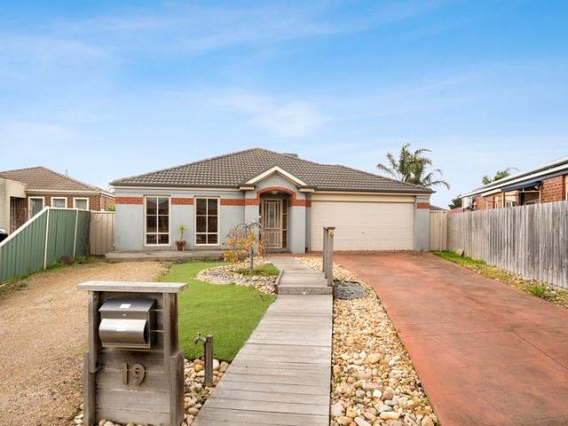 Five Bedrooms and Space to Entertain in Hoppers Crossing