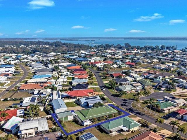 Five Bedrooms, Big Shed Walk To The Beach & Boat Ramp @ Burrum Heads, Hervey Bay!