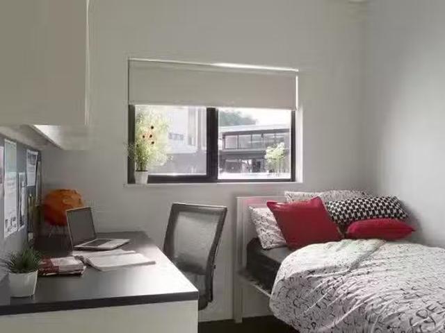 Five Bedrooms Poolside