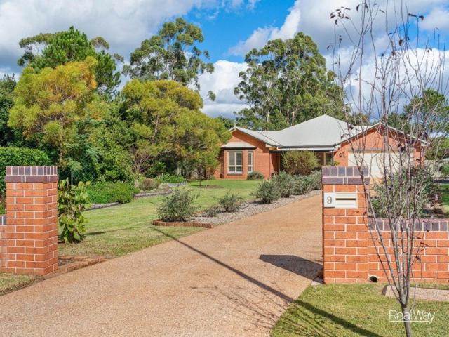 Five Bedrooms, Sparkling Pool & Room for Everyone