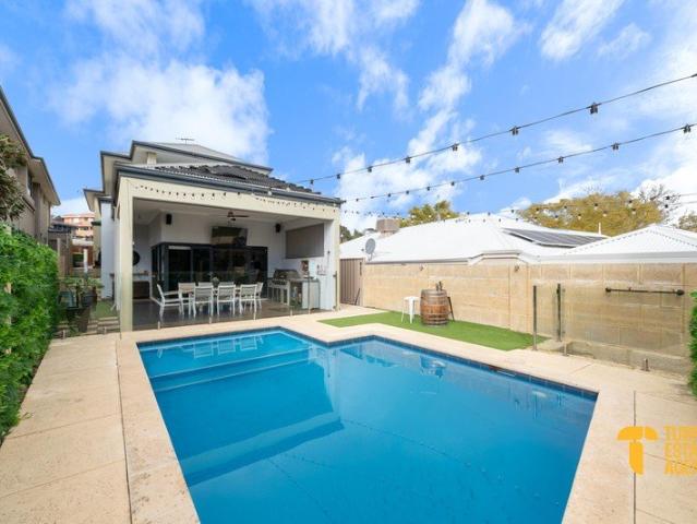 FIVE LIVING ZONES. ONE SPARKLING POOL. RIVER SIDE
