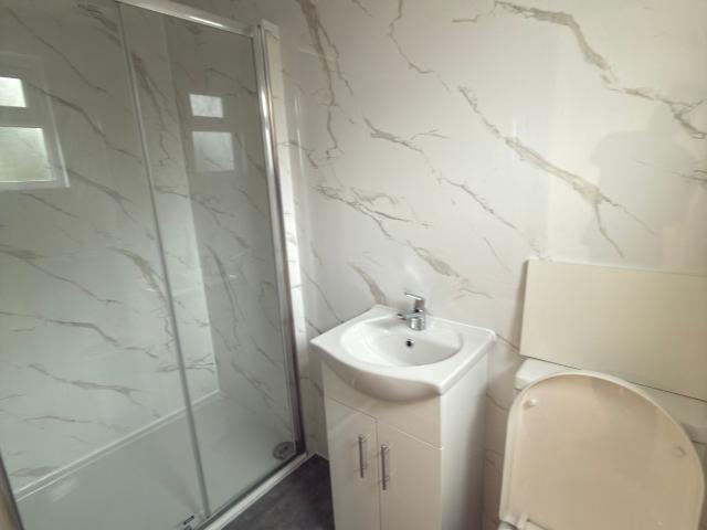 Five/six bedrooms with four bathrooms next to seven king station HMO