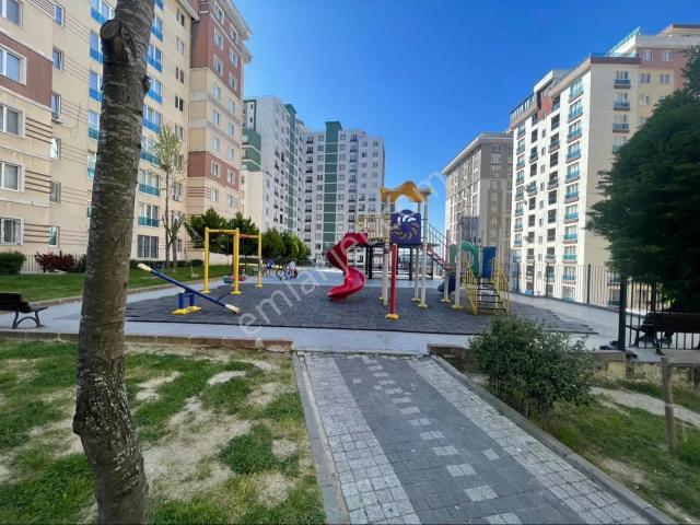 Fiyat Düştü Acil! Metrobüse Yürüme Mesafesinde Aile Sitesi 3+1