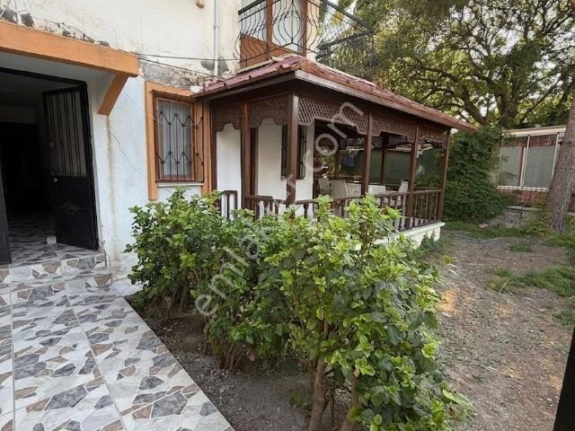 Foça Merkez'de Geniş Verandalı Ve Bahçeli Zeminkat Daire
