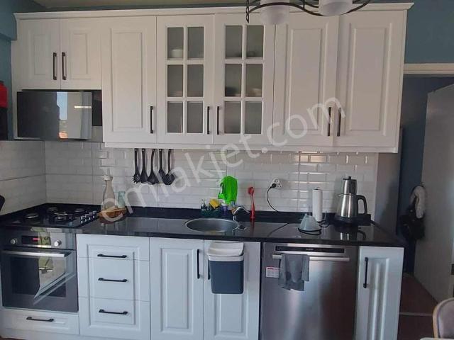 Foça Merkezde 2+1 İçi Yapılı Denize Yürüme Mesafesinde Kiralık