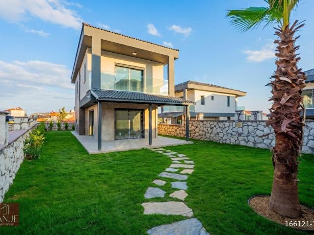 FOÇA NUOVA LUNADA MÜSTAKİL YAŞAM GENİŞ BAHÇE SATILIK AKILLI EV
