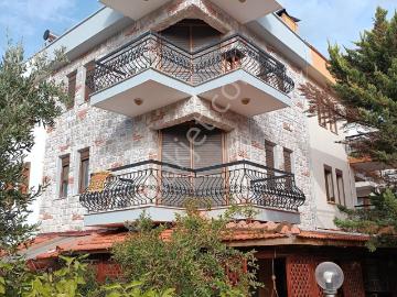 Foça Ataözgür Sitesinde havuzlu Eşyalı Kiralık 3+1 Tripleks Villa
