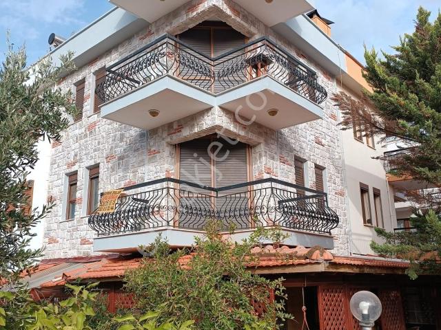 Foça Ataözgür Sitesinde havuzlu Eşyalı Kiralık 3+1 Tripleks Villa