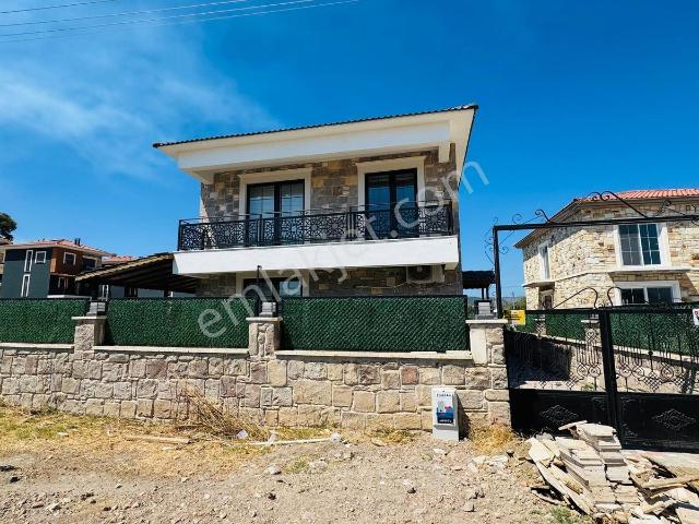Foça Bağarası Kazım Dirik Mah 3+1 Eşyalı Kiralık Havuzlu Villa